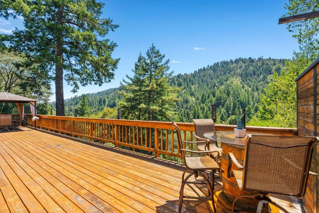 341 Blackstone Court Property Photo 4