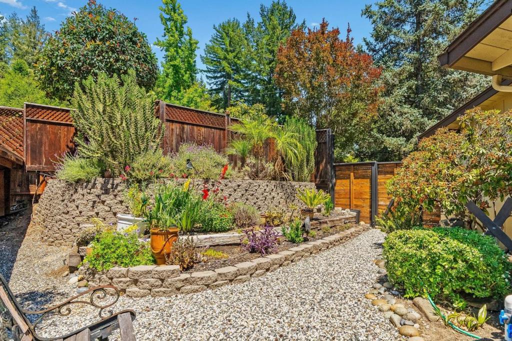 341 Blackstone Court Property Photo 4