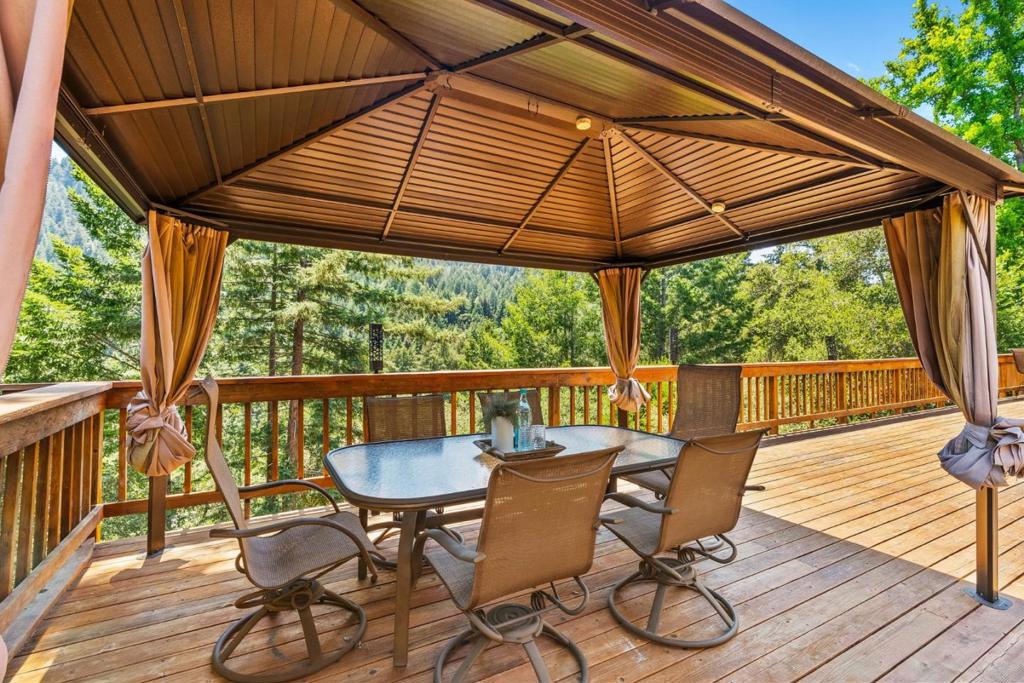 341 Blackstone Court Property Photo 8