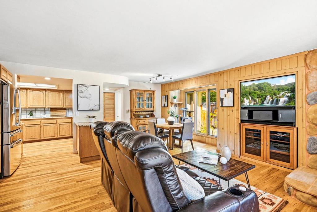 341 Blackstone Court Property Photo 14