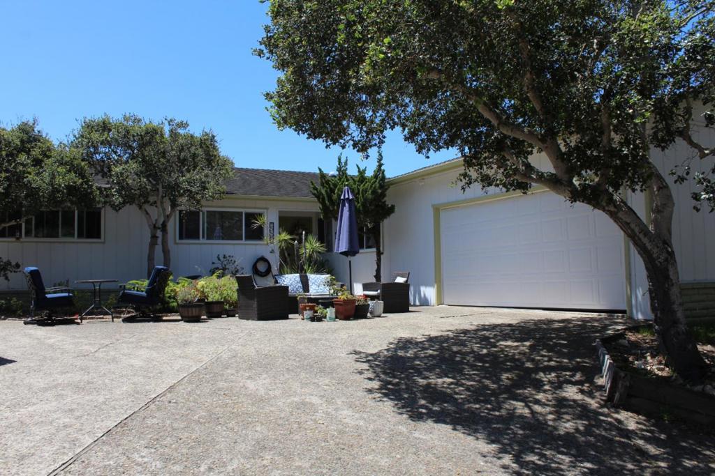 15480 Oak Hills Drive Property Photo 1