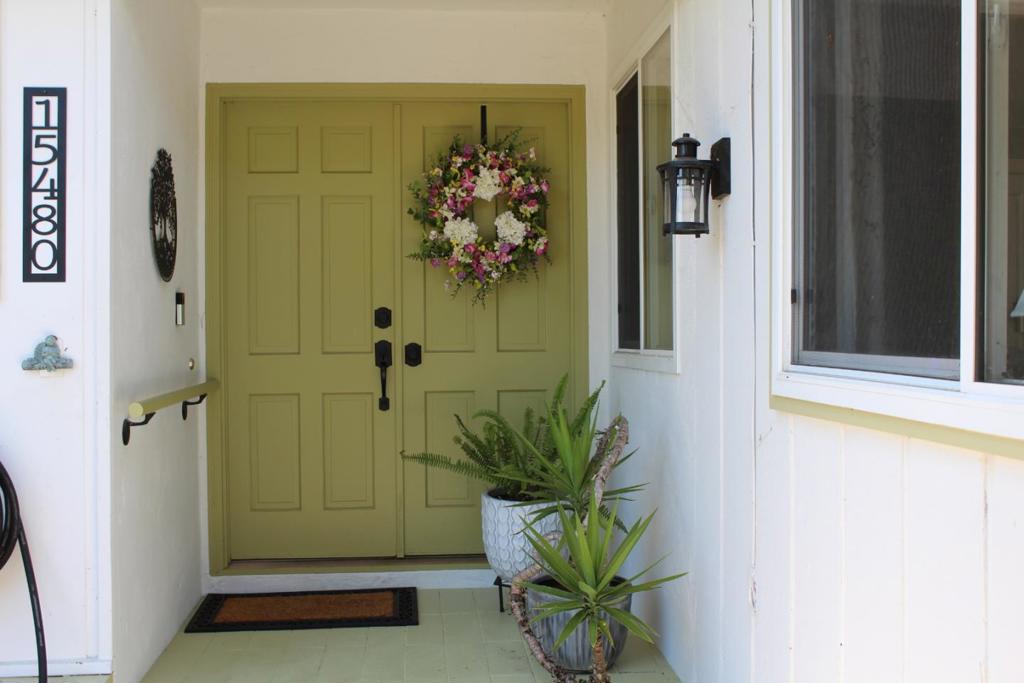 15480 Oak Hills Drive Property Photo 2