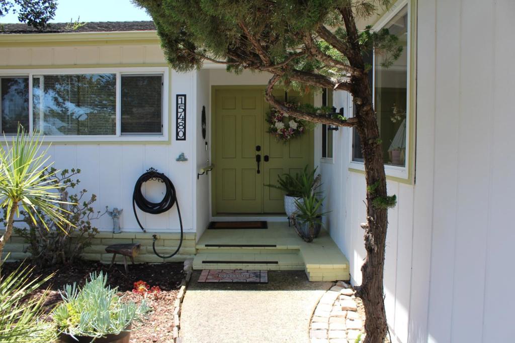 15480 Oak Hills Drive Property Photo 3