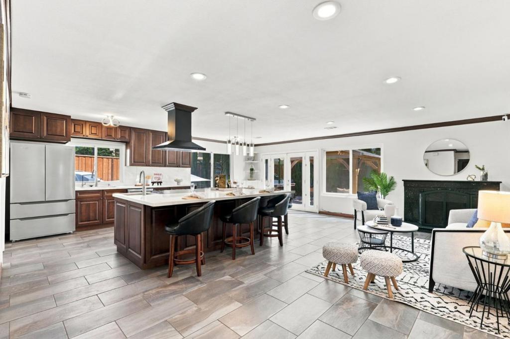 570 Biscayne Court Property Photo 4