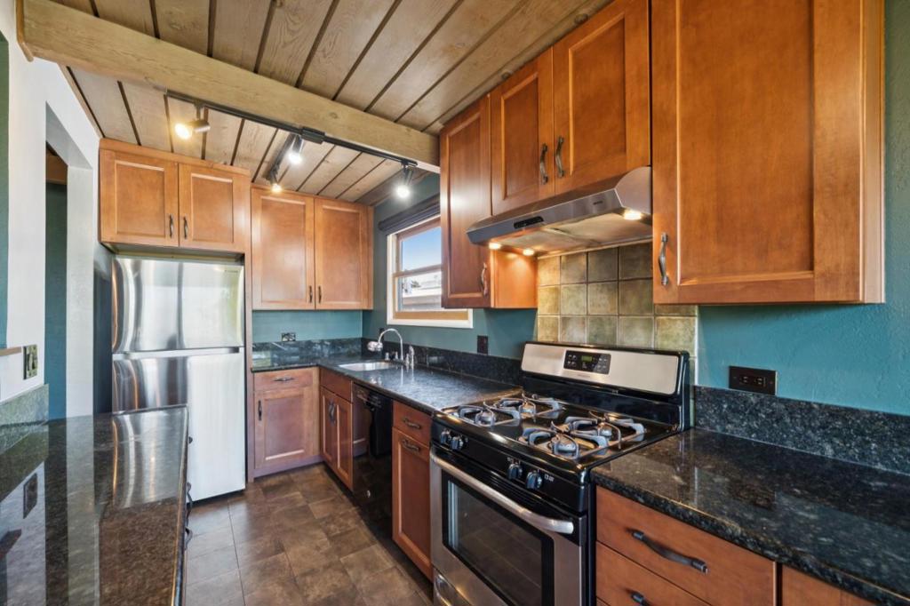 6107 Jordan Avenue Property Photo 11