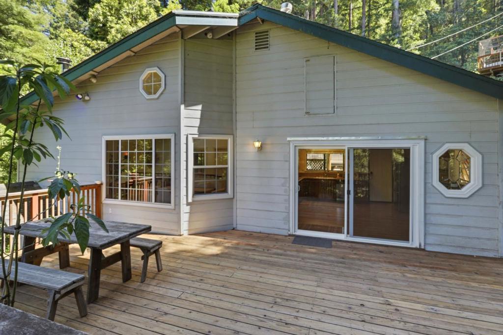 135 Oak Street Property Photo 8