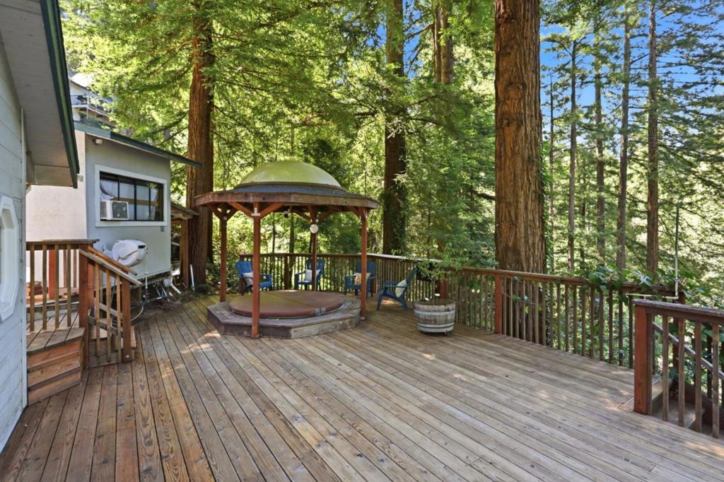 135 Oak Street Property Photo 11