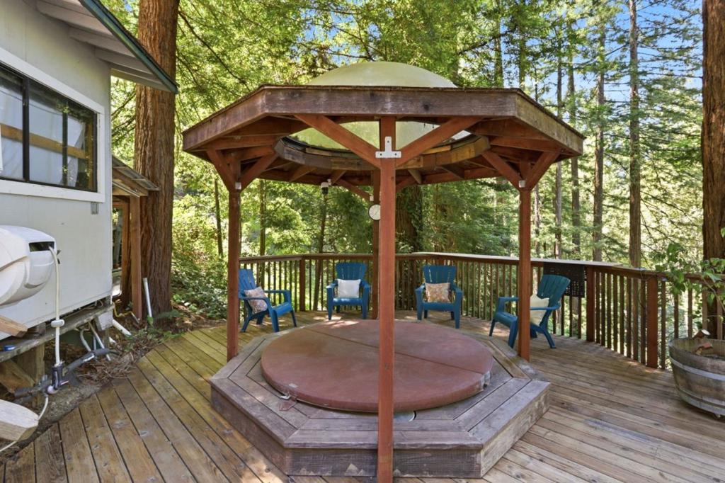 135 Oak Street Property Photo 12