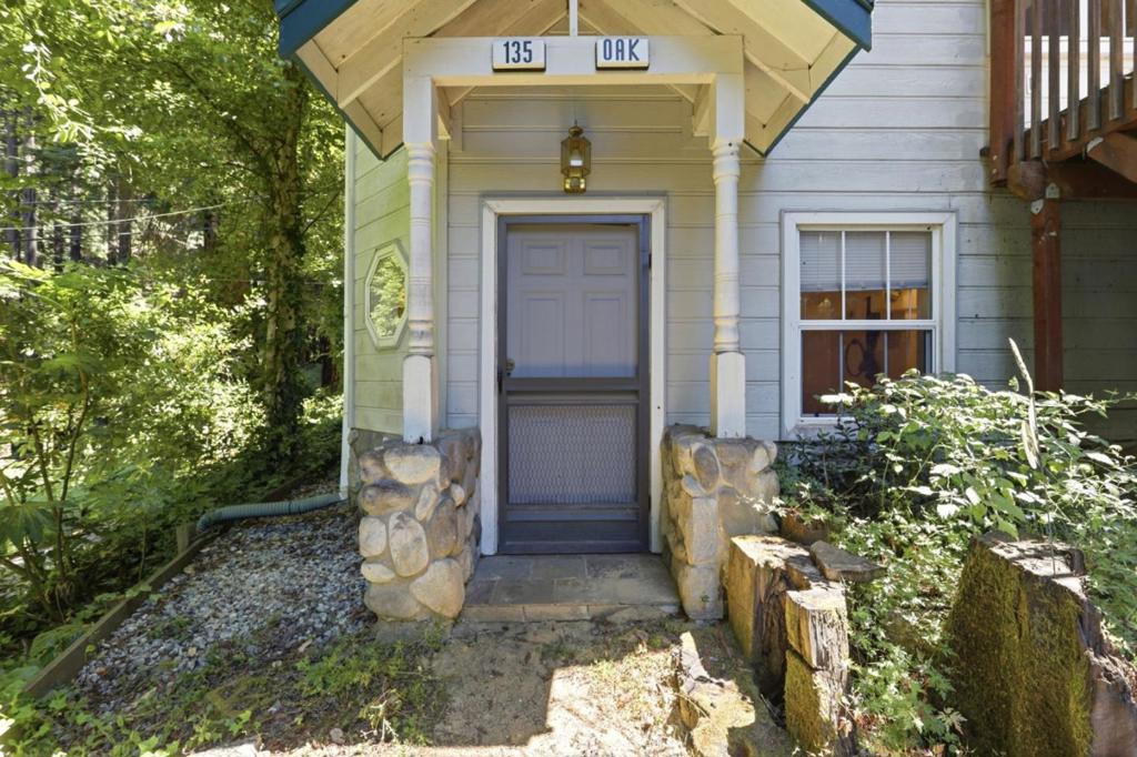 135 Oak Street Property Photo 32