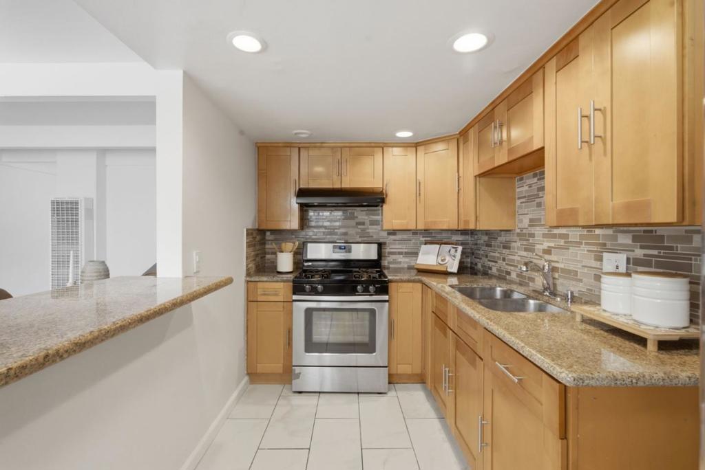 576 Sylvan Street 15 Property Photo 6