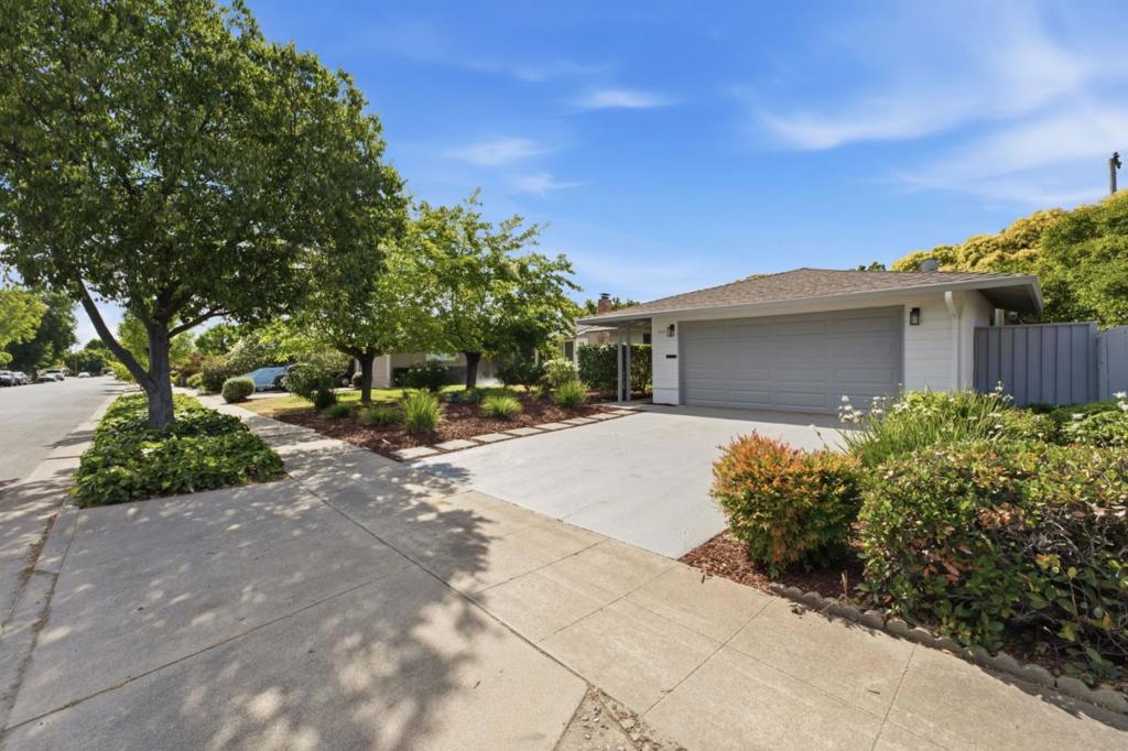 1824 Rosswood Drive Property Photo 3