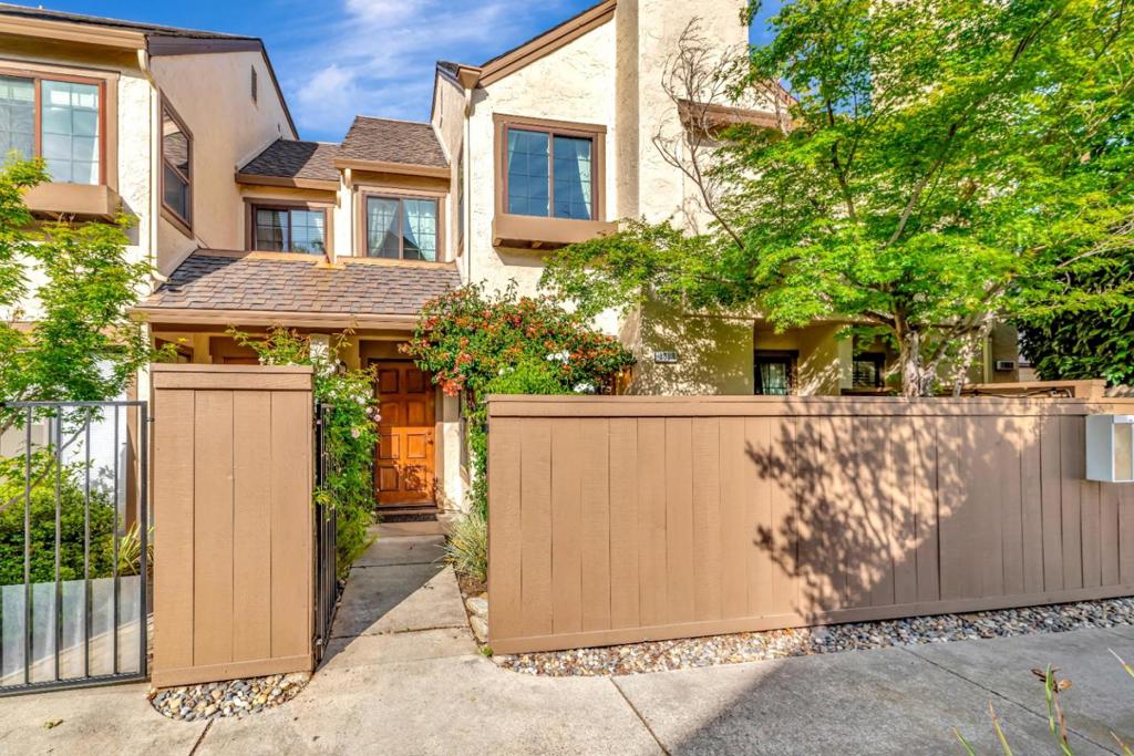 1888 Huxley Court Property Photo 2