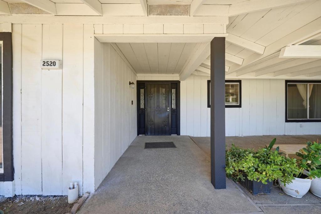 2520 N Temperance Avenue Property Photo 3