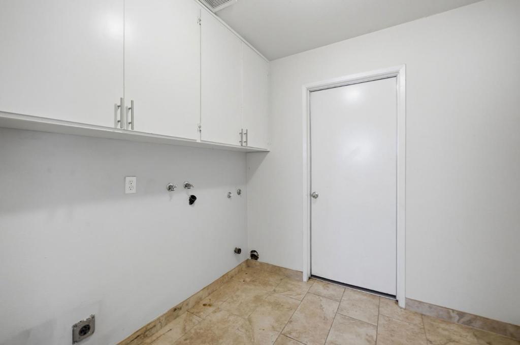 2520 N Temperance Avenue Property Photo 12