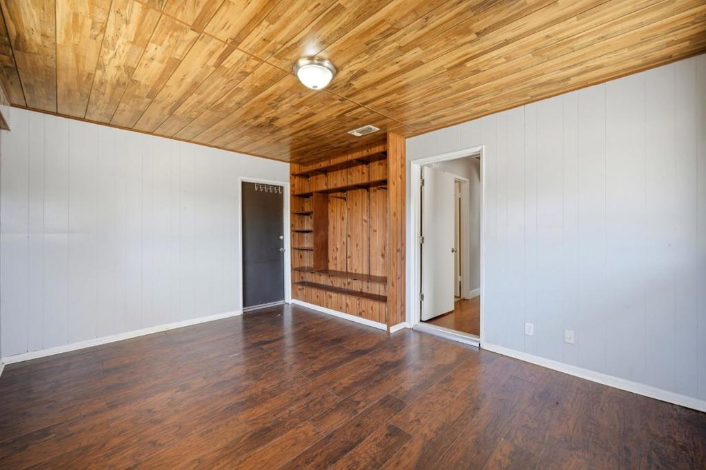 2520 N Temperance Avenue Property Photo 14