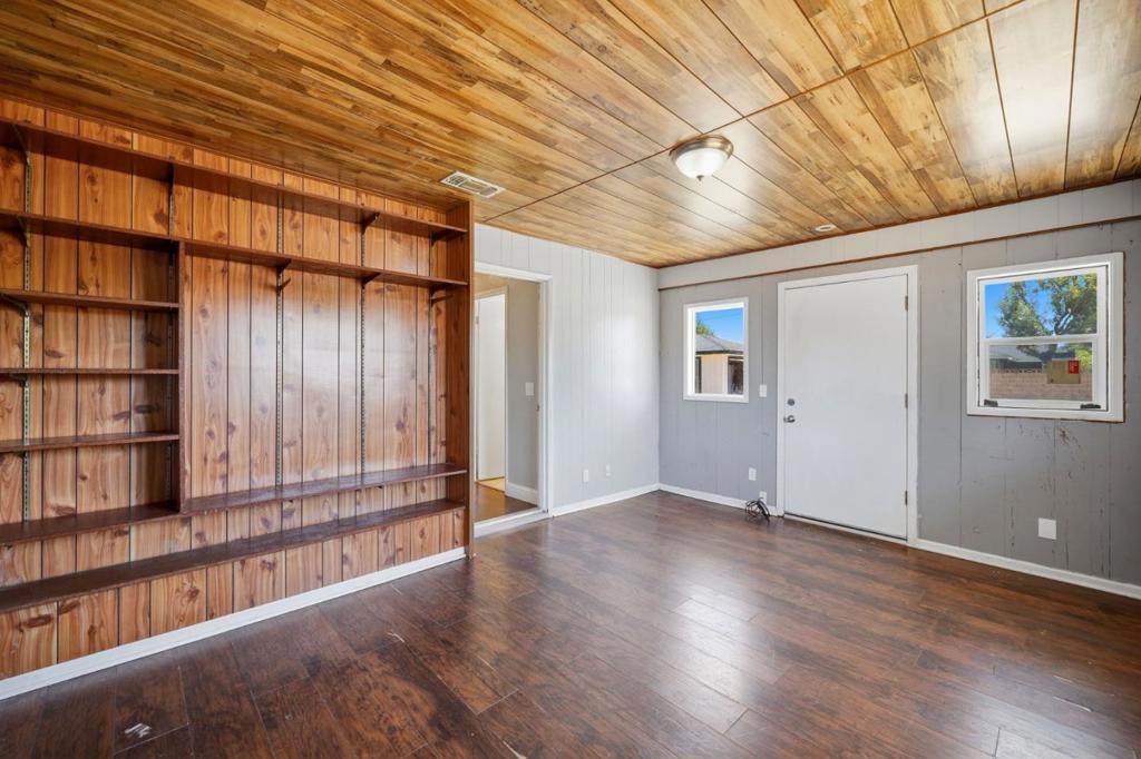 2520 N Temperance Avenue Property Photo 15