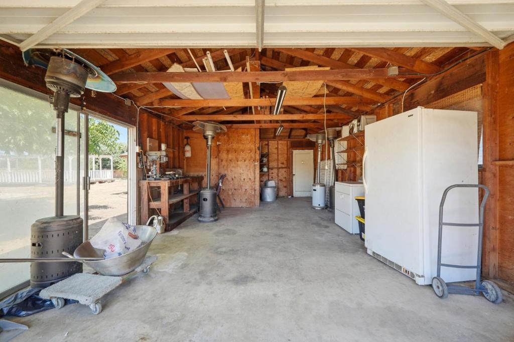 2520 N Temperance Avenue Property Photo 29