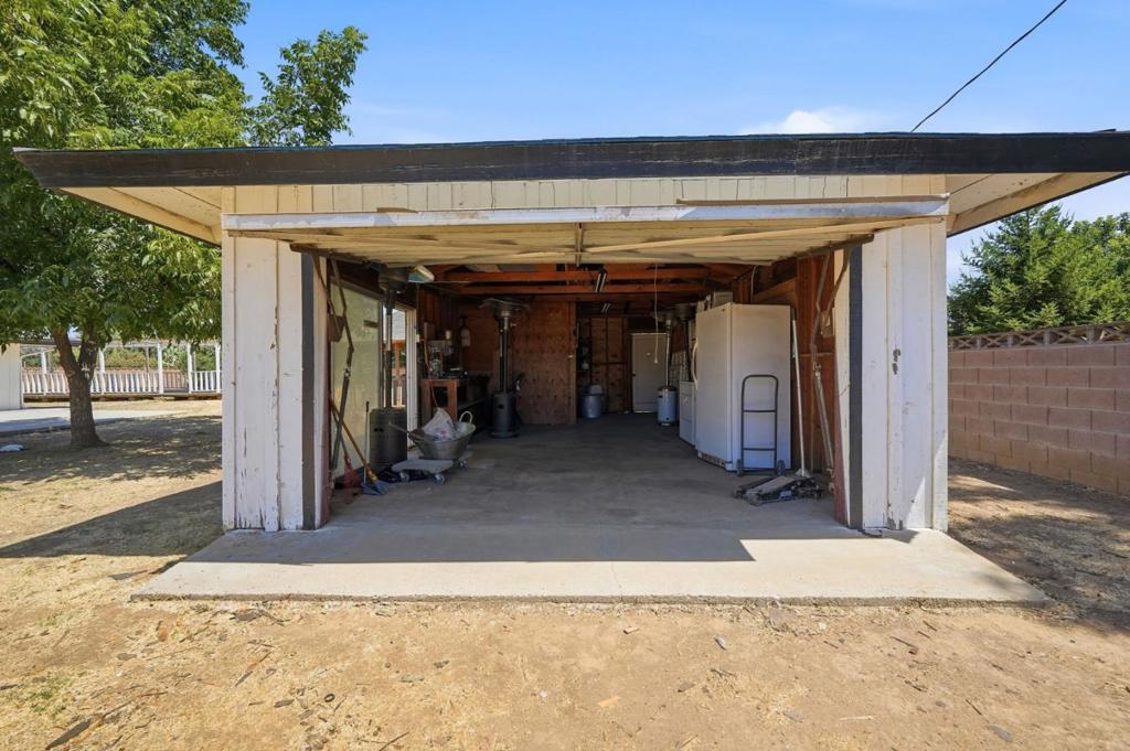 2520 N Temperance Avenue Property Photo 33