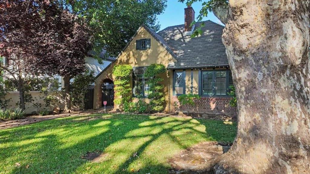 1303 39th Street Property Photo 2