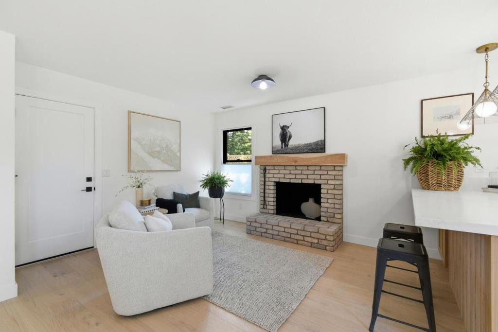 1068 San Francisco Way Property Photo 8