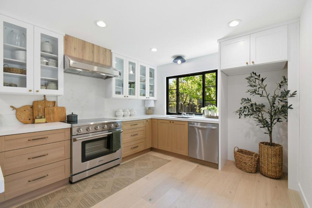 1068 San Francisco Way Property Photo 10