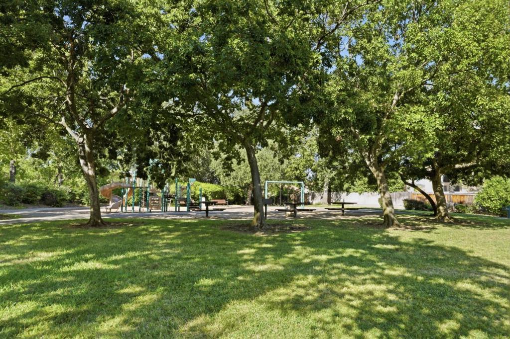 646 Fulstow Court Property Photo 26
