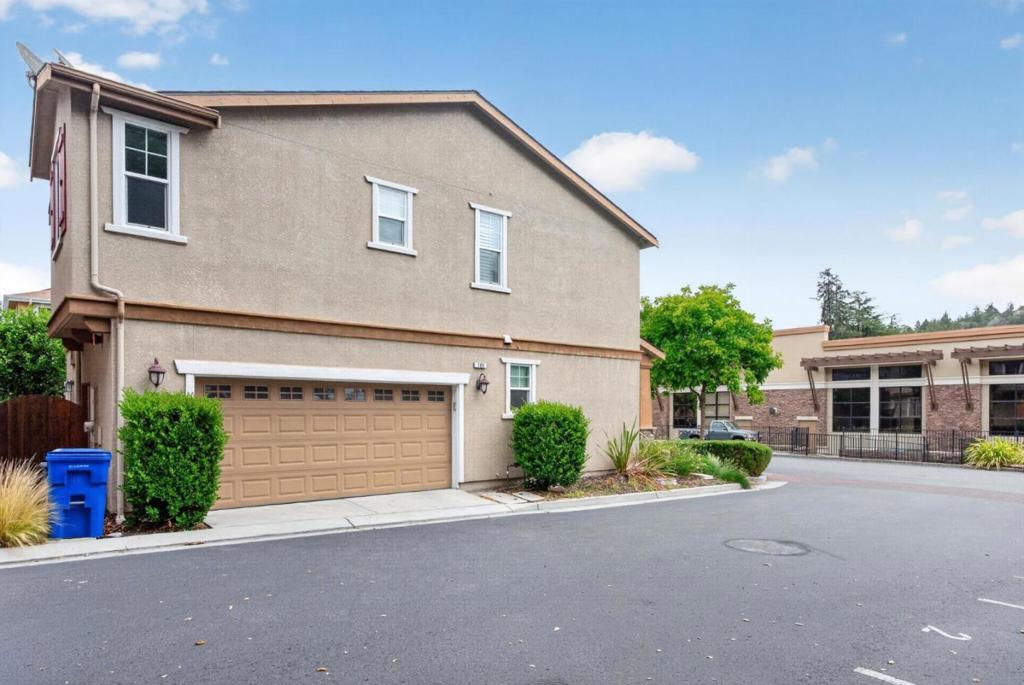 100 Castle Ridge Way Property Photo 2