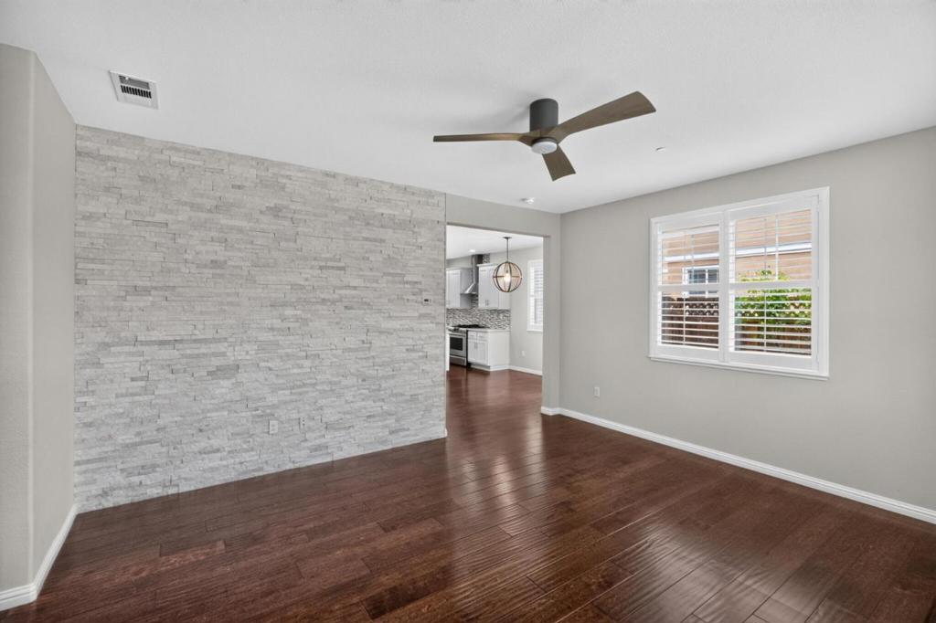 100 Castle Ridge Way Property Photo 3