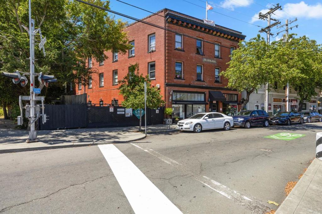 1 W Richmond Avenue Property Photo 1