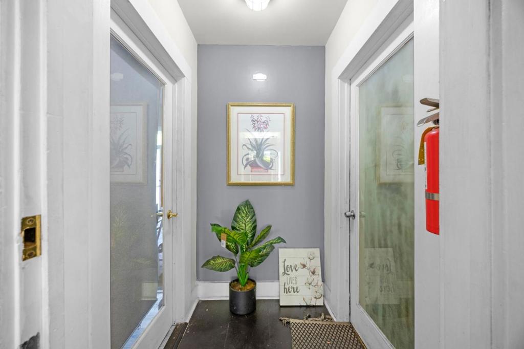 1 W Richmond Avenue Property Photo 7