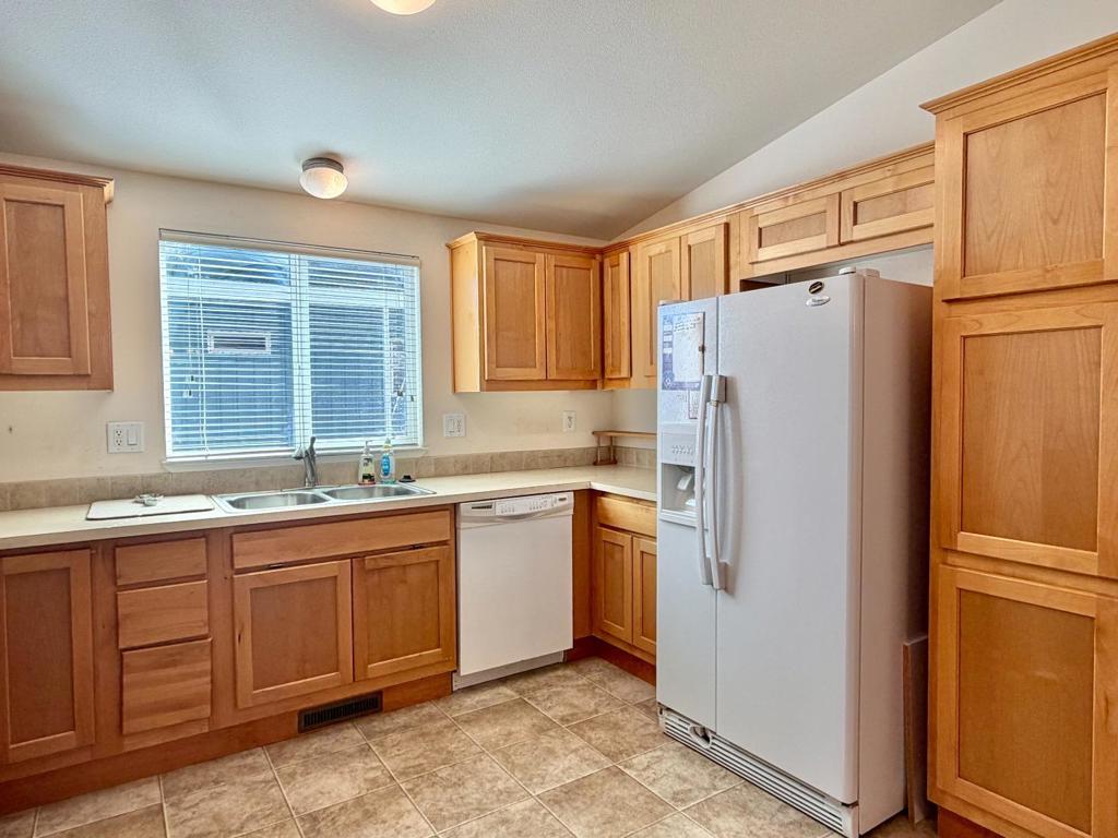 325 Sylvan Avenue 52 Property Photo 4