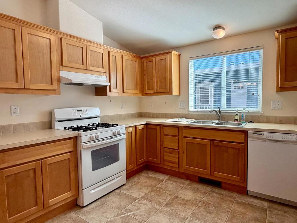 325 Sylvan Avenue 52 Property Photo 5