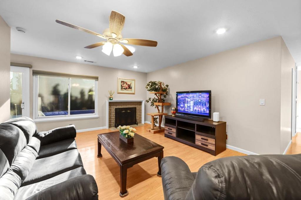 488 Madison Court Property Photo 8