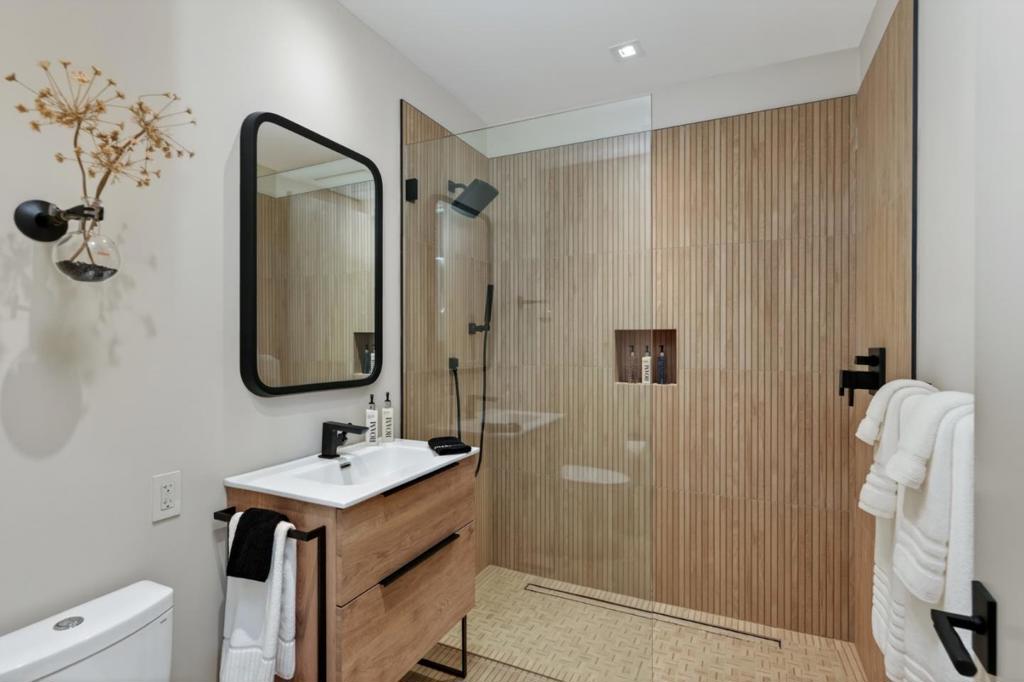 585 Riverside Drive B Property Photo 9