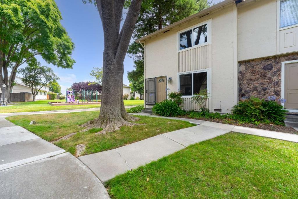 3696 Woodbine Way Property Photo 3