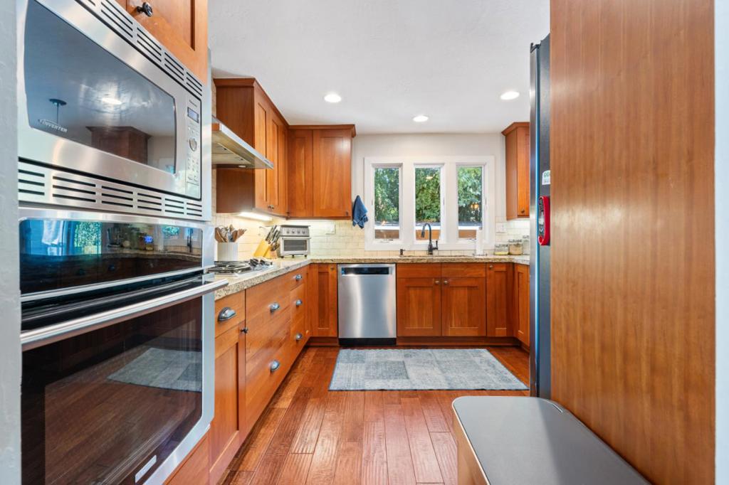1080 Easy Street Property Photo 8