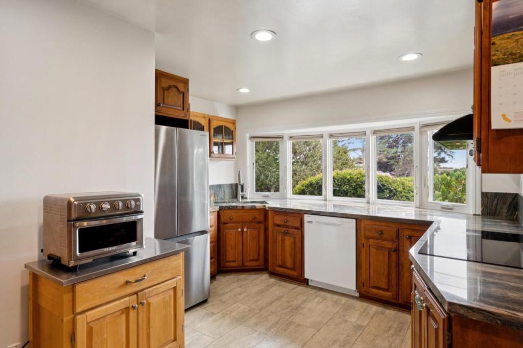 1976 Luzern Street Property Photo 7