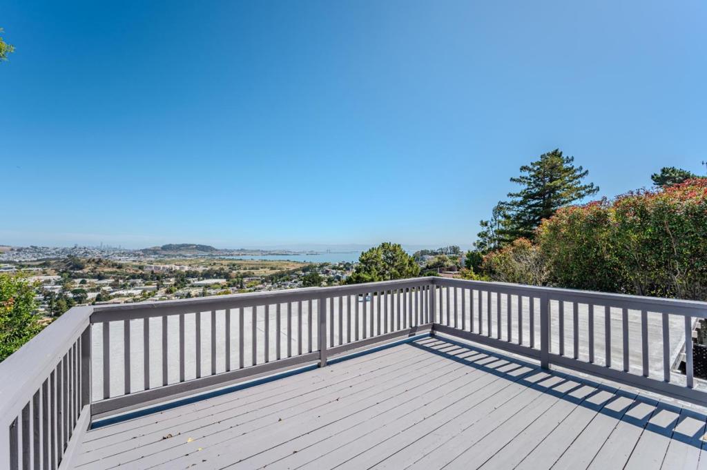 339 Kings Road Property Photo 1