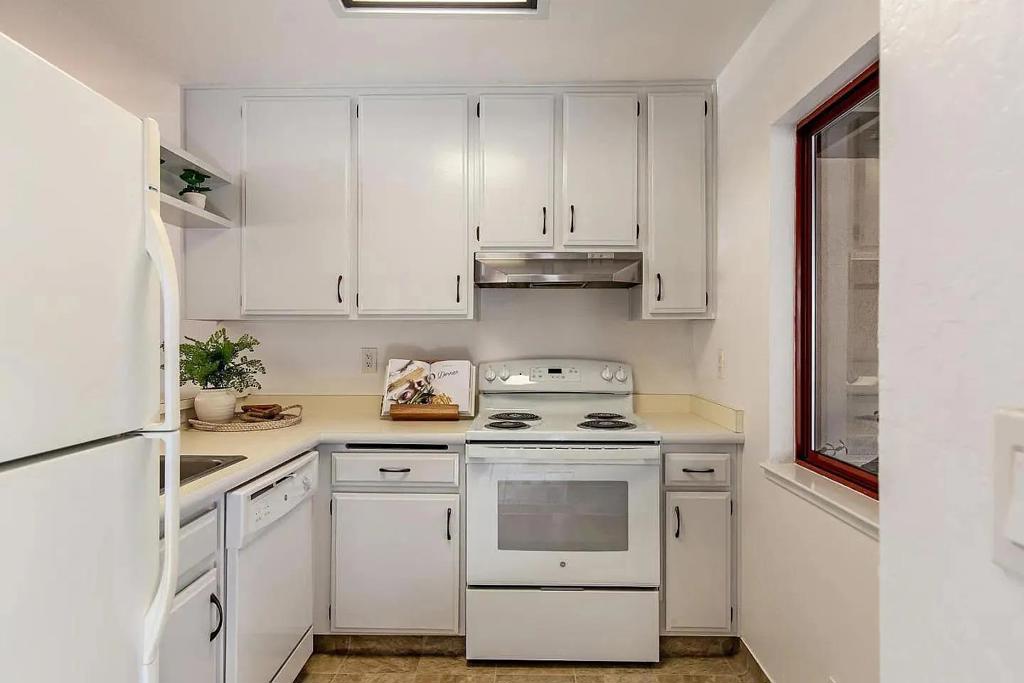 443 Alberto Way B219 Property Photo 4