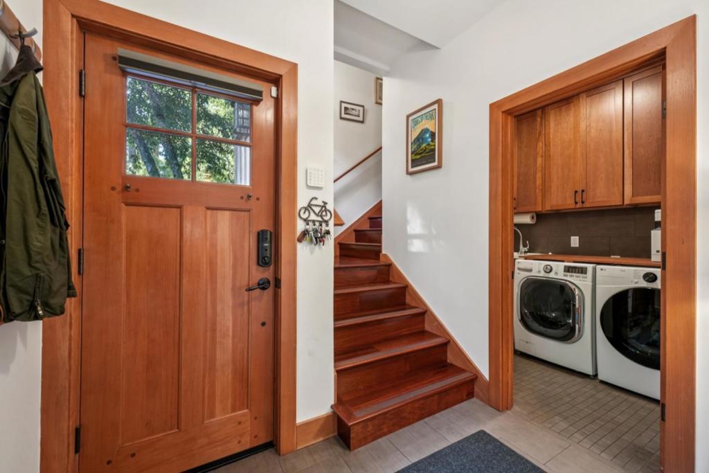 252 Blakewood Way Property Photo 6