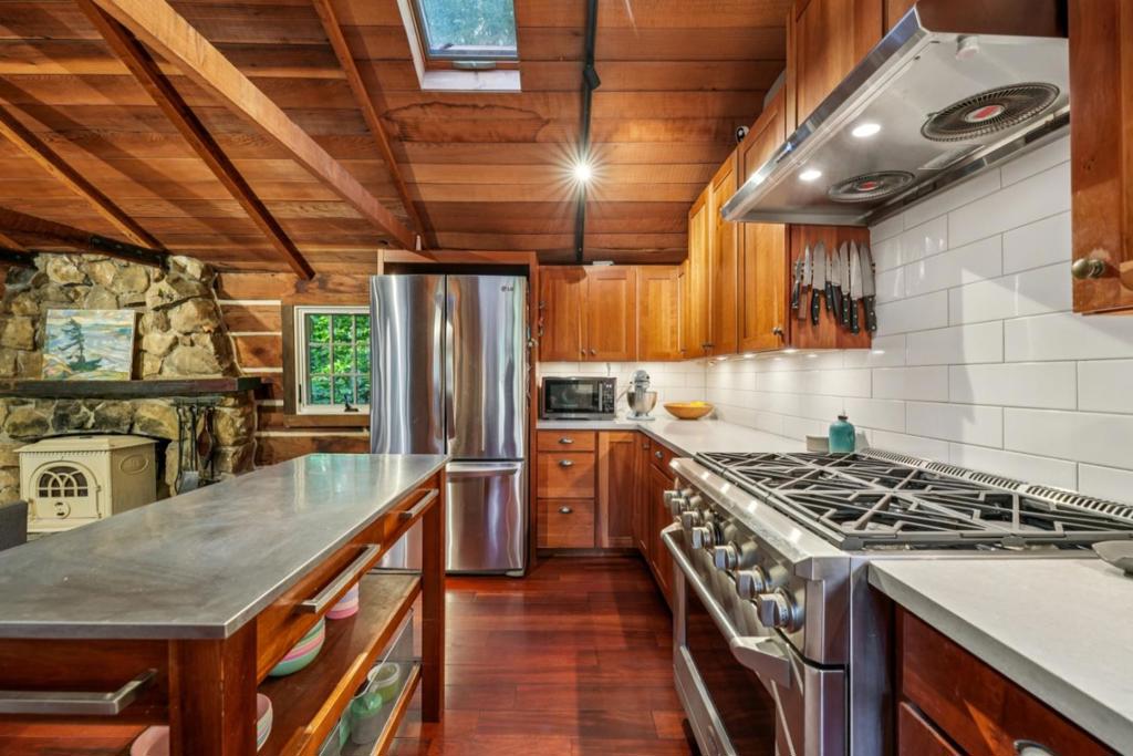 252 Blakewood Way Property Photo 14