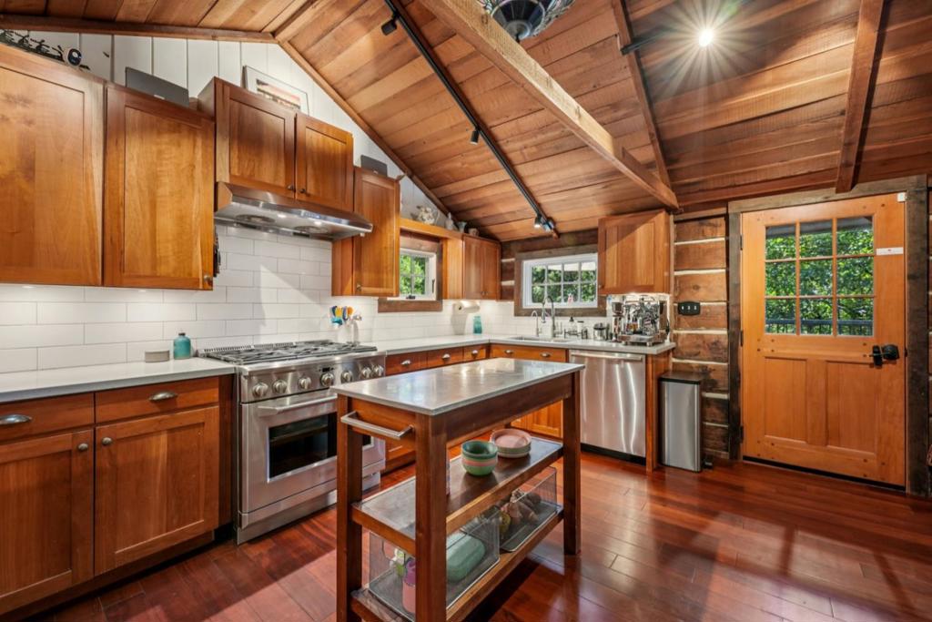 252 Blakewood Way Property Photo 18