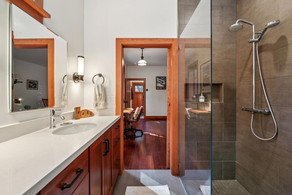 252 Blakewood Way Property Photo 44