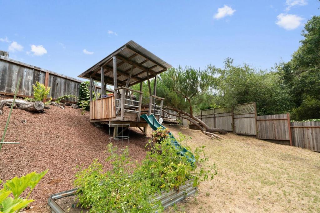 112 Siesta Court Property Photo 31