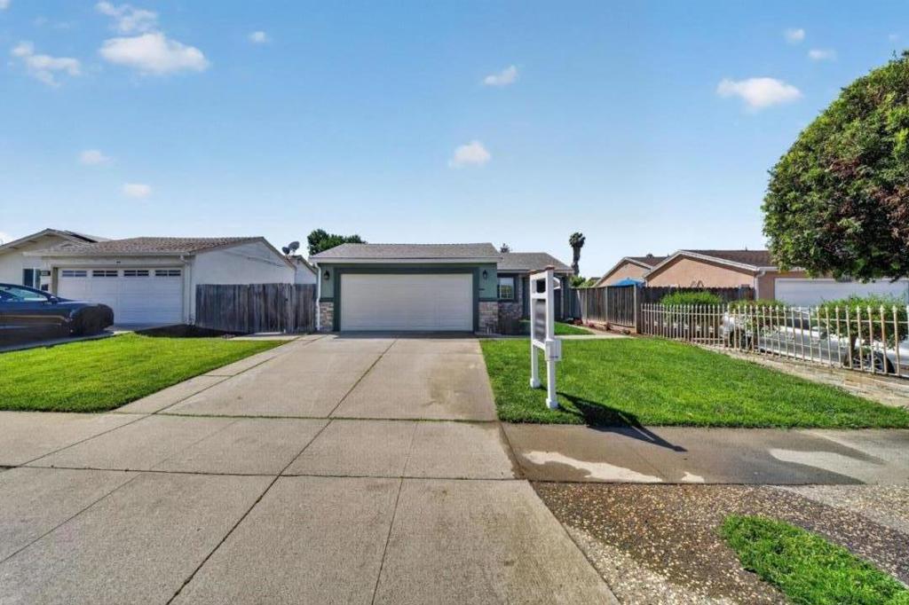 1892 Macduee Way Property Photo 2