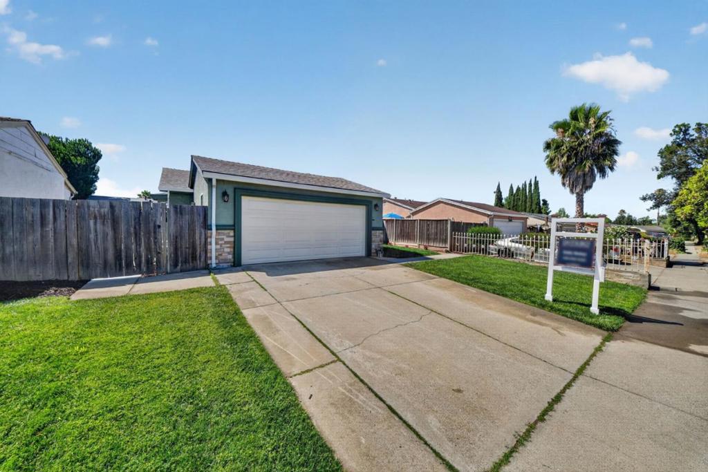 1892 Macduee Way Property Photo 3
