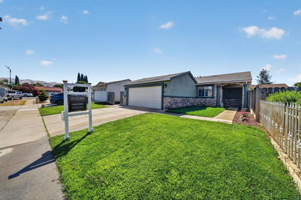 1892 Macduee Way Property Photo 4