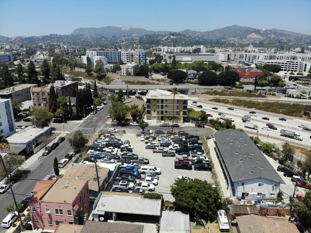 5530 La Mirada Avenue Property Photo 7