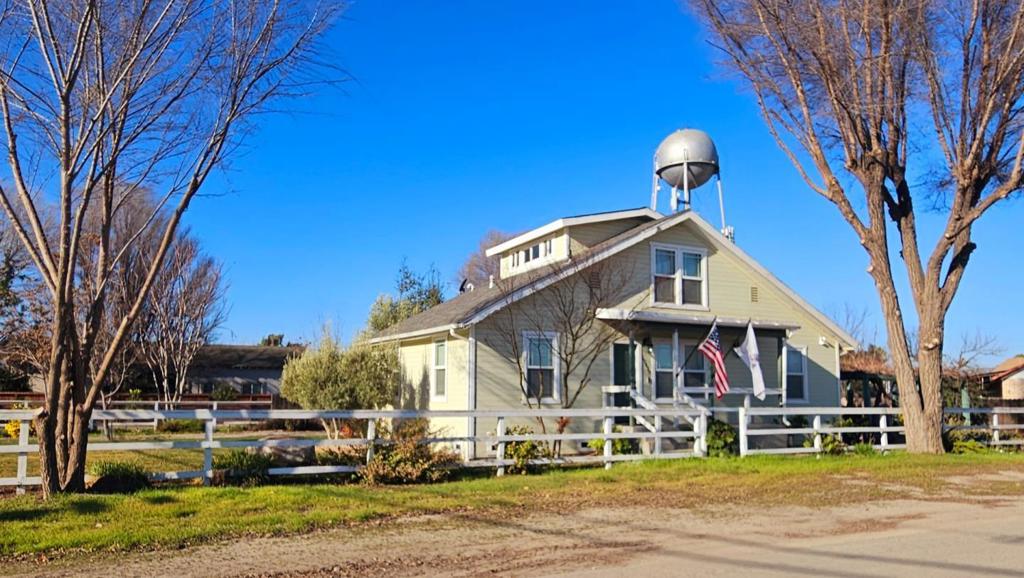 62420 Railroad Street Property Photo 1