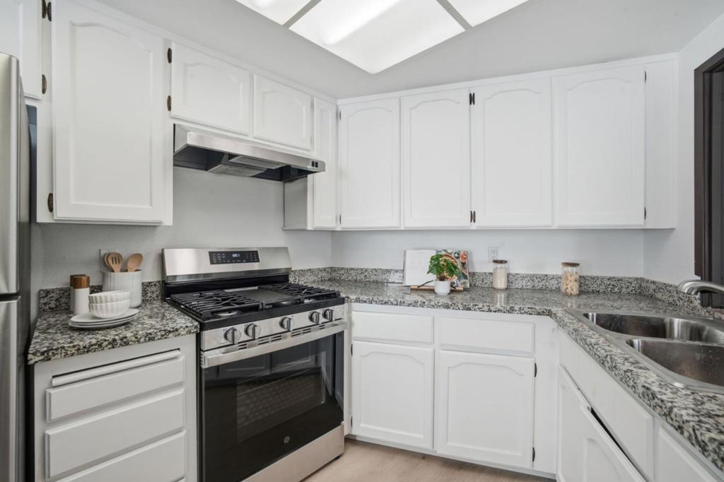 7126 Clarendon Street Property Photo 12